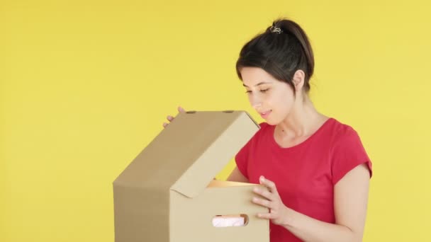 Hadiah kejutan keinginan datang benar-benar bersemangat kotak wanita — Stok Video