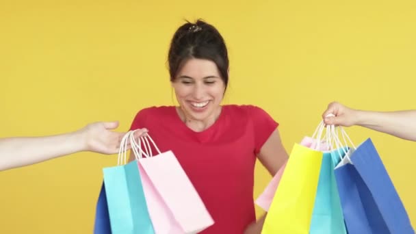 Shopaholic mode de vie vente et remise femme excitée — Video