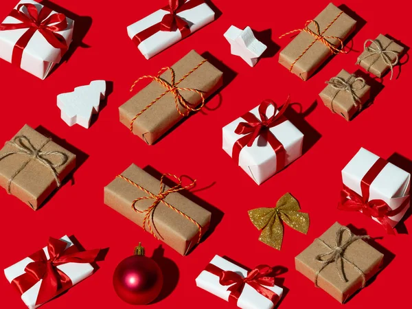 红色圣诞背景的节日礼物样式 — 图库照片