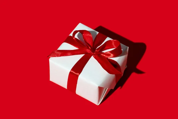 Vánoční dárek dovolená překvapení péče balíček červená — Stock fotografie
