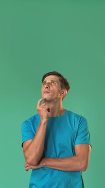 Düşünceli bir adam, fikir üretmek için kafa yorar.