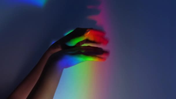 Lgbt orgulho igualdade de gênero mãos borrão brilho arco-íris — Vídeo de Stock
