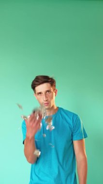 üzgün adam tatil başarısız hayal kırıklığı pişmanlık