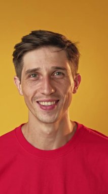 Mutlu adam pozitif yaşam tarzı erkeksi cazibe