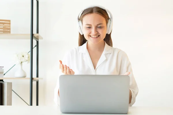 Zoom videochat reunión virtual mujer alegre — Foto de Stock