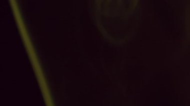 Sis buharı. Karışım akışı. Odaklanmamış yeşil neon rengi su akrilik sis deseni pigmenti soyut sanat esmer arkaplan üzerinde uçuyor.