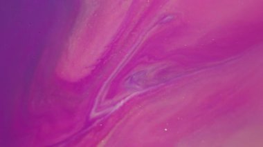 Su sıçraması. Sıvı doku. Soyut yaratıcı Bokeh sanat arka planında odaksız mor neon rengi altın sarısı mürekkep parçacıkları.