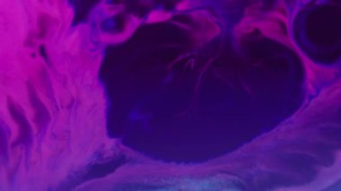 Sıçrama pigmenti. Sıçrama sanatı. Soyut neon arka planda odaksız pembe mor renkli mürekkep lekesi sıvı doku akışı.