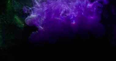 Suyu boya. Parıltı akıyor. Mor menekşe patlaması parıldayan sıvı bulut renk karışımı. Mistik bulanık soyut sıvı neon gökkuşağı siyah arkaplan.