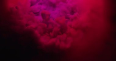 Boya patlamış. Parlatıcı akış. Arka planda mor kırmızı sıvı dökülmüş. Pigment parçacıkları su dokusu rengi soyut dalga.