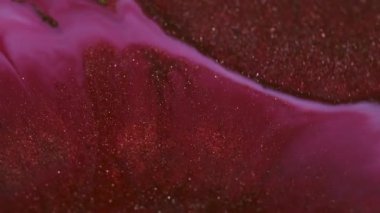 Parlak mürekkep akışı. Parlak sıvı karışımı. Odaklanmamış pembe renk parçacıkları dokusu akrilik emülsiyon sızıntısı soyut sanat arka planı.