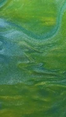 Dikey video. Mürekkep suyu. Asit sıvısı. Odaklanamayan sarı mavi renkli parlak, emülsiyon kimyasal mermer doku soyut arkaplanda yüzüyor..