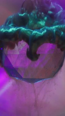 Dikey video. Boya buharı. Işıldayan akış. Suluboya dalgası cam elmasa döküldü. Yuvarlak neon tünel bulanık arkaplanda mor bir bulut dağıt.