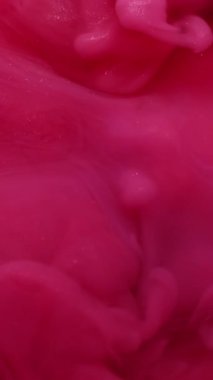 Dikey video. Duman sıvısı. Pembe dalga. Parlak su mürekkebi renk akışı fantazisi ıslak doku. Bulanık parlak, parlak kırmızı boya karışımı soyut arkaplan.