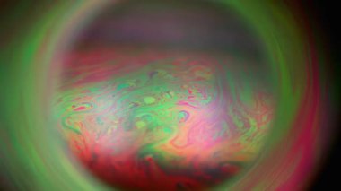 Sıvı odaklı küre. Mistik boya. Renkli parlak emülsiyon yağlı boya küresi. Kırmızı yeşil kozmik arkaplan uzay halesi.