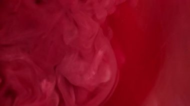 Akrilik sıvı. Mürekkep at. Yaratıcı sanat arka planında yüzen kimyasal sularda odaklanmış kırmızı bronz renk bulut boya dokusu.