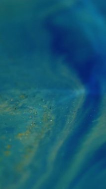 Dikey video. Yağ damlası. Sanat suyu. Odaklanmamış mavi renk boya kimyasal mermer sıvı karışım dokusu soyut arkaplanda yüzüyor.