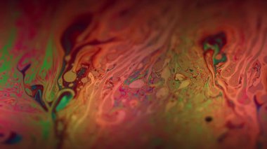 Benzin çözünmüş doku. Hipnoz sıvısı. Spektrum kabarcık sıvı kırmızı yeşil parlak sanat mürekkebi suyu. Soyut arkaplanda neon renkli karışım.