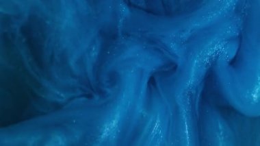 Duman mürekkebi. Buhar bulutu. Su patlamasında çözünmüş mavi renk sıçraması. Parçacıklar soyut sanat arka planında yüzen parlak sıvılar..