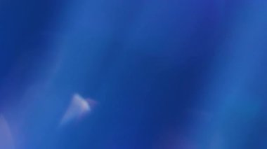 Odaklanamayan ışık girdapları. İşaret fişeği çemberi. Bulanık mavi yeşil, kırmızı, parlak sanat arka planında yüzen soyut mavi yanıp sönen lens.