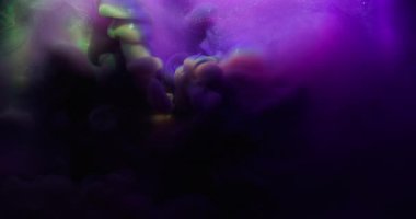 Mürekkep patlaması. Parıltı dalgası. Mor menekşe rengi duman, ışıldayan soyut ışına yayılmış. Siyah arkaplan, gökkuşağı merceği dumanı.