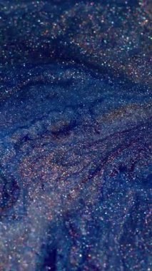 Dikey video. Pırıl pırıl. Mürekkep akışı. Mistik parlak menekşe gri mavi bakır yıldız tozu arkaplanı. Bulanık soyut akış metal parçacıkları.