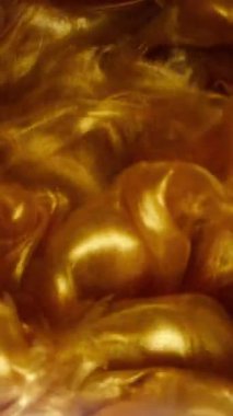 Dikey video. Mürekkep çiçeği. Su yaprakları. Odaklanmamış altın rengi boya gül çiçeği ışıltısı desen doğa bulutu soyut yaratıcı sanat arka planında.