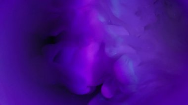 Sis sıçraması. Sis boyası. Odaklanmamış mavi neon pembe renkli kıvrımlı bulutlar soyut koyu siyah arkaplana yayılan ışıltılı su damlaları.