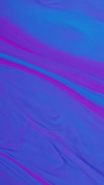 Dikey video. Akrilik pigment. Dalgalı mürekkep. Odaklanmamış mavi neon rengi mermer doku ıslak lekeler soyut sanat arka planında yüzen su dalgaları.