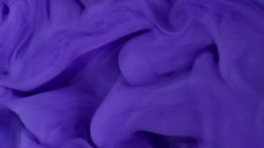 Sis dalgası. Sıvı doku. Odaklanmamış mor renkli duman ıslak akrilik madde kimyasal girdap sıvısı soyut arkaplana dökülüyor..
