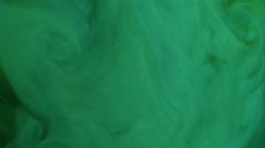 Mürekkep bulutu. Renk dumanı. Bulanık yeşil su dumanı kimyasal parıltı ışıl ışıl parlayan sisli doku sıvısı sanat soyutlaması üzerinde yüzüyor..