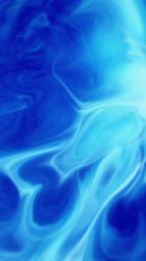 Dikey video. Dalgalanma arka planı. Mermer sıçraması. Kimyasal suda bulanık beyaz boya akrilik soyutlama üzerinde hareket eden parlak parçacıklar..