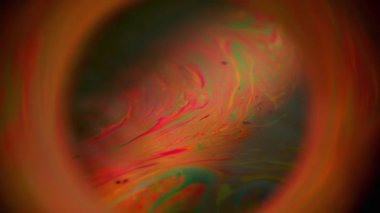 Benzin, boyanın dikkatini dağıttı. Gezegen renk tutulması. Kozmik küre turuncu kırmızı karışımı mürekkep gece arkaplanı. Girdap kıvılcımı soyut yuvarlak çerçeve sızıntısı.