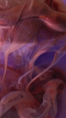 Dikey video. Mürekkep yüzüyor. Sanat bulanıklığı. Pırıl pırıl parıldayan bakır bronz sıvı dalga mor suluboya içine düşüyor. Odaklanmış elmas soyut karışım arka plan..