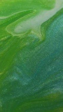 Dikey video. Akrilik karışımı. Sıvı boya. Su dalgası emülsiyonunda çözünmüş sarı mavi renkli mermer mürekkep soyut arkaplana dökülüyor.