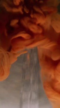 Dikey video. Piramit arka planı. Parlak boya. Odaklanamayan sarı renkli duman soyut yaratıcı sanat eserlerine sıvı damlalar..