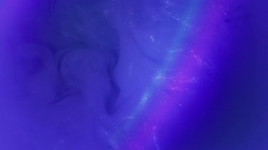 Mürekkep sisi. Boya akışı. Odaklanmamış mavi neon rengi simler soyut bulut ışığı sanat arka planına yayılan sıvı gökkuşağı duman dokusu bırakır.