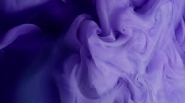 Buhar boyası. Karışım akışı. Bulanık mavi renk duman dokusu kimyasal sıvı partiküller soyut sanat arka planına dökülüyor.