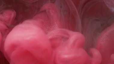 Parlak mürekkep sıçraması. Duman bulutu dokusu. Odaklanamayan pembe parıldayan buhar dalgası soyut sanat arkaplanı yayıyor..