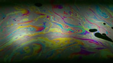 Benzin deseni. Yanardöner sabun. Spektrum yağlı sıvı fantezi gökkuşağı mürekkebi suyu çözdü. Soyut siyah arkaplanda boya karışımı.