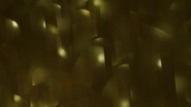 Parlayan parıltı. Odaklanmamış parıltı kıvılcımları. Bokeh ışığıyla, bulanık, soyut sanat arka planında, renkli mor ışıklar..