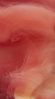 Dikey video. Mermer akarsu. Duman bükme. Daha az renkli pembe şeftali suyu kıvrımlı boya. Fantezi arka plan sıvısı soyut bulanık desen.