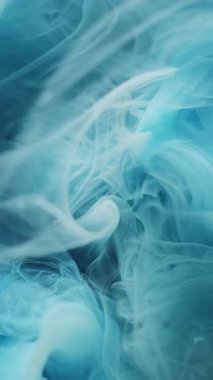 Dikey video. Mürekkep buharı. Duman karışımı. Beyaz mavi bulut spiral sıvı pigment renk karışımı soyut arkaplan. Su dokusu girdap bulanıklığı akışı.