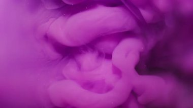 Su altı dumanı. Sıçrama sanatı. Odaklanmamış mor eflatun rengi mürekkep parlak desen sim sıvısı soyut yaratıcı arka planda yüzüyor.