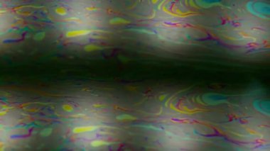 Hipnotik çözülmüş akış. Benzin yüzeyi. Siyah sıvıda çok renkli mürekkep sıvısı akışı. Prizma merceği soyut arkaplan.