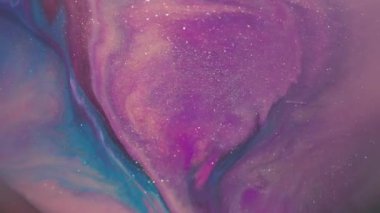 Boya sıçrama karışımı. Dalgalanma sıçraması. Odaklanmamış mor pembe renk su ışıl ışıl desen soyut bokeh arka planda yayılıyor.