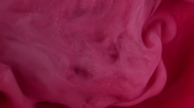 Karışık boya. Sıvı mürekkep. Odaklanmamış mor buhar dokusu ruhani su akrilik akışı soyut sanat arka planında ilerliyor.