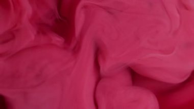 Sis mürekkebi. Akrilik pigment. Soyut sanat arka planında büyüyen pembemsi kırmızı renkli su kimyasal parçacıkları sis özü.