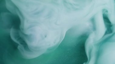 Dönen bulut. Boya karışımı. Odaklanmamış yeşil renk buharı. Soyut sanat arka planında çalışan kimyasal parlak madde..