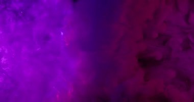 Mürekkep karışımı. Sanat sıvısı. Işıldayan mat pembe mor menekşe renk akışı mistik suda karışıyor. Soyut neon akışı çözünmüş arkaplan.